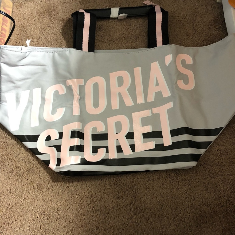 vs weekender tote